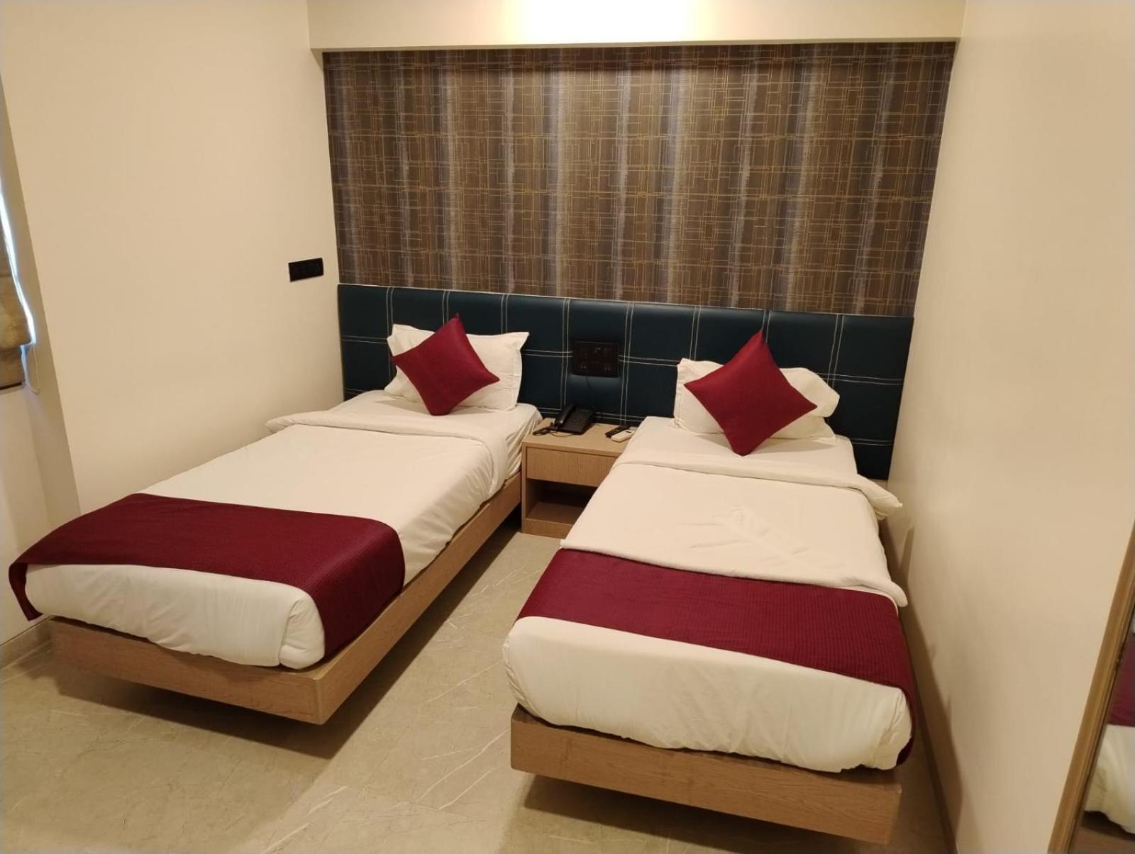 J Hotel And Banquets Mumbai Exteriör bild